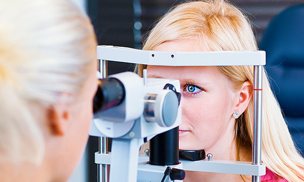 Диагностика зрения в кабинете офтальмолога